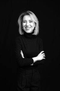 Aleksandra Kwietko-Mierzyńska: Science fiction? Niekoniecznie ;)Z wykształcenia dziennikarka, przez całe zawodowe życie związana z telewizją.Książki to jej azyl, w którym potrafi przepaść na długie godziny. Szczególnie kocha klasyczne powieści – te pełne wielowątkowych fabuł, soczystych opisów i pełnokrwistych postaci. Im dłuższa książka, tym lepiej – wielką radość sprawia jej powolne smakowanie dobrze napisanej historii.Równie często sięga po reportaże i literaturę faktu. Uwielbia książki, które otwierają jej głowę na nowe światy. To gatunki, które edukują, poruszają i pozostawiają z myślą, że jeszcze jest tyle do odkrycia...Natomiast prawdziwą perełką w jej czytelniczej kolekcji są dzienniki – te autentyczne, wypełnione myślami, wątpliwościami i codziennością niezwykłych ludzi. Inspirują ją bardziej niż klasyczne biografie, bo pozwalają zajrzeć w świat bohaterów w surowej, nieprzefiltrowanej formie.A co z kryminałami i science fiction?Jeśli już znajdują się na jej półce, to raczej na tej… dolnej.  Jednak nie wyklucza, że kiedyś spojrzy na nie przychylniejszym okiem.