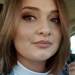 Sylwia SzewczykAbsolwentka Wydziału Prawa i Administracji, zawodowo zajmująca się podatkami, a po godzinach zaangażowana w rozwijanie pasji literackich. Współtworzę bookstagram @mikroczytelnia, gdzie z entuzjazmem dzielę się recenzjami, refleksjami i odkryciami książkowymi, jednocześnie stawiając czoła wyzwaniom algorytmów i ZASIĘGAMI Instagrama. Najbliższa mojemu sercu jest literatura piękna, szczególnie francuska, oraz *pozycje* (to troche kinky ) non-fiction. Niezwykłą (a co gdbyby to byla milosc NIESŁYCHANA?) miłością darzę także literaturę dziecięcą, wierząc w jej ogromny wpływ na kształtowanie młodych umysłów i emocji. (Sliczne to )Literatura to dla mnie nie tylko źródło inspiracji, ale także *forma* *terapii* (wyjebalabym te dwa slowa, bo masz w chuj dlugie to zdanie)– pomaga zrozumieć relacje międzyludzkie i odnaleźć odpowiedzi na pytania o sens codziennych wyzwań, (. Jednak niechetnie siegam po poradniki psychologiczne. Co myslisz?) rzadko jednak sięgam po książki stricte psychologiczne. Prywatnie pasjonuję się podróżami, które pozwalają odkrywać różnorodność świata, oraz fotografią, w (która pozwala mi dostrzec detale piękna?) której szukam piękna w detalach. (Wręcz n)Nałogowo gromadzę książki i (…)zestawy LEGO, (które traktuję jako formę) - _moje kreatywne odskocznie._ kreatywnej odskoczni.