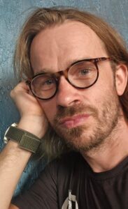 Arkadiusz RecławCzyta wszystko... co zmusza do myśleniaZ wykształcenia ekonomista, z pasji krytyk materialistycznego świata. Przez pewien czas był naczelnym minimalistą kraju, gadał w mediach, pisał felietony do najbardziej poczytnych magazynów, pomimo, że z minimalizmu jest kiepski, ale uważa, że bycie lekkim, dla nikogo nie jest tak proste jak się wydaje.Lubi czytać wszystko, co poszerza horyzonty i zmusza do myślenia. W wolnym czasie szwendać się po świecie, pieszo i na rowerze, najlepiej tam gdzie, wędrowiec jest ciekawostką, a nie klientem.